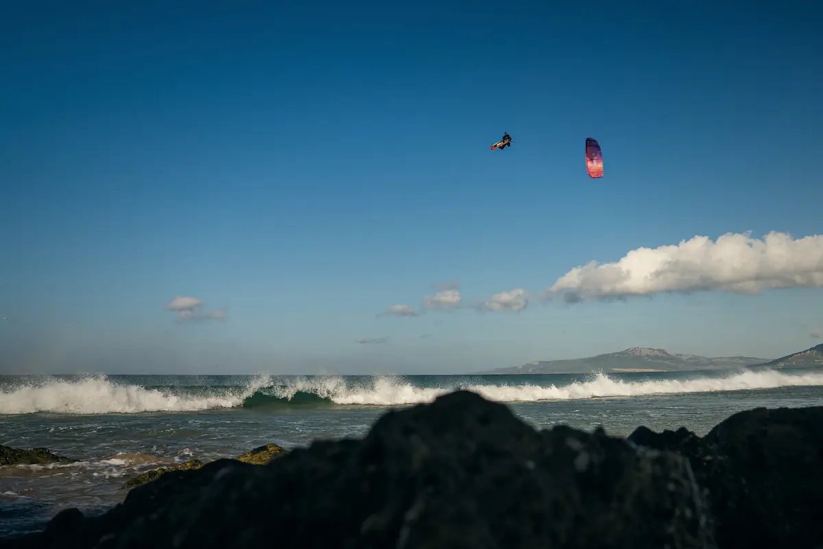 Javier kitesurfing